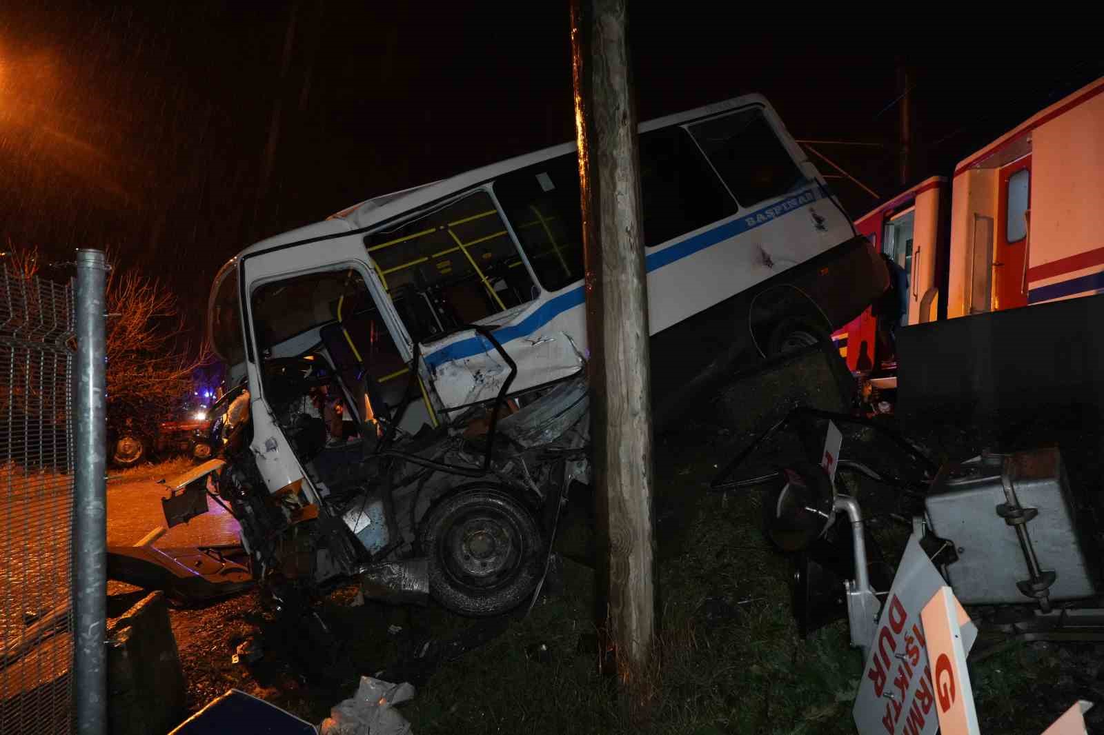hemzemin gecitte mahsur kalan dolmusa tren carpti surucu saniyelerle kurtuldu feci kaza kamerada 7 41yXLHvj