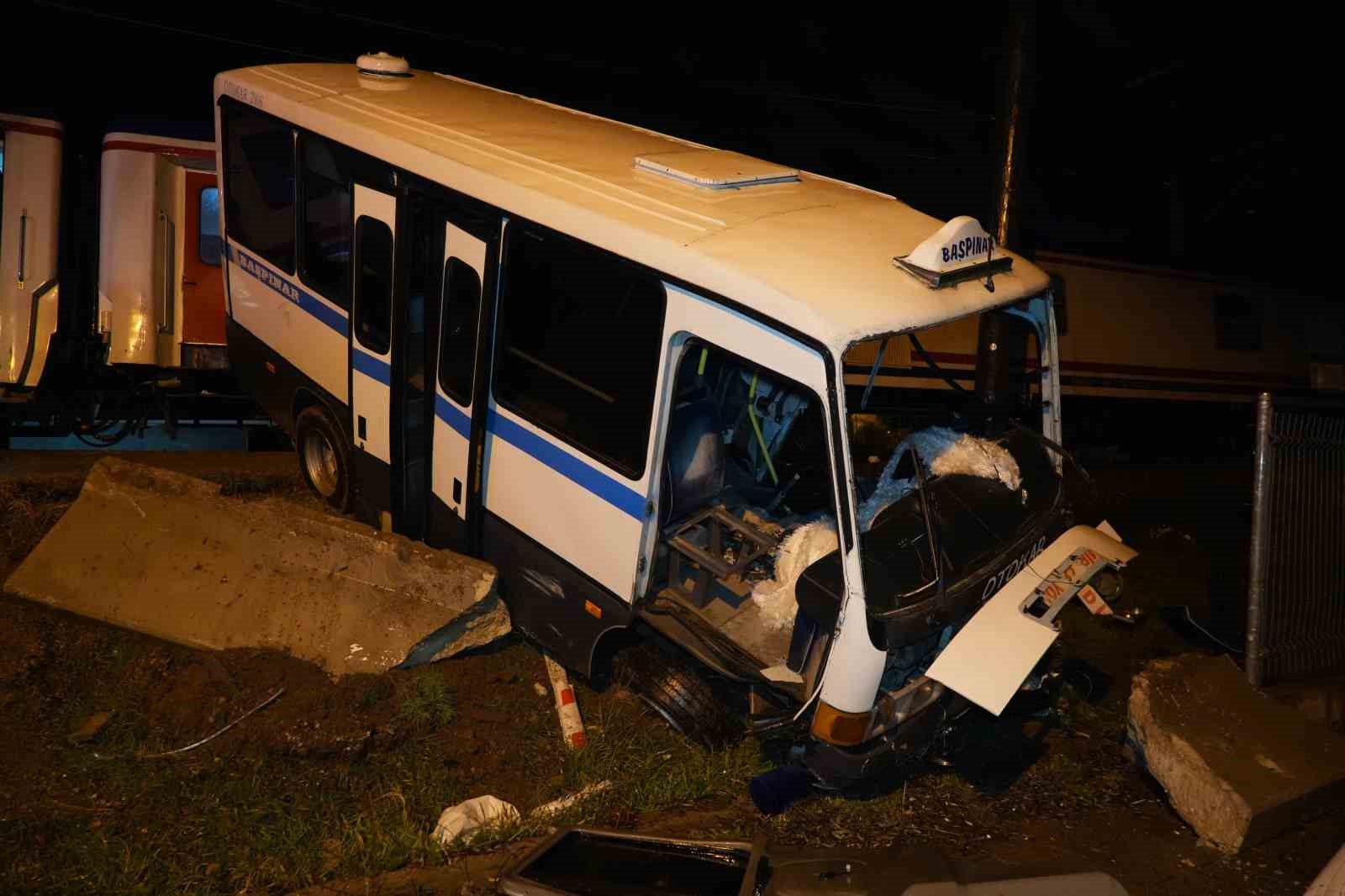 hemzemin gecitte mahsur kalan dolmusa tren carpti surucu saniyelerle kurtuldu feci kaza kamerada 8 grfecUOY