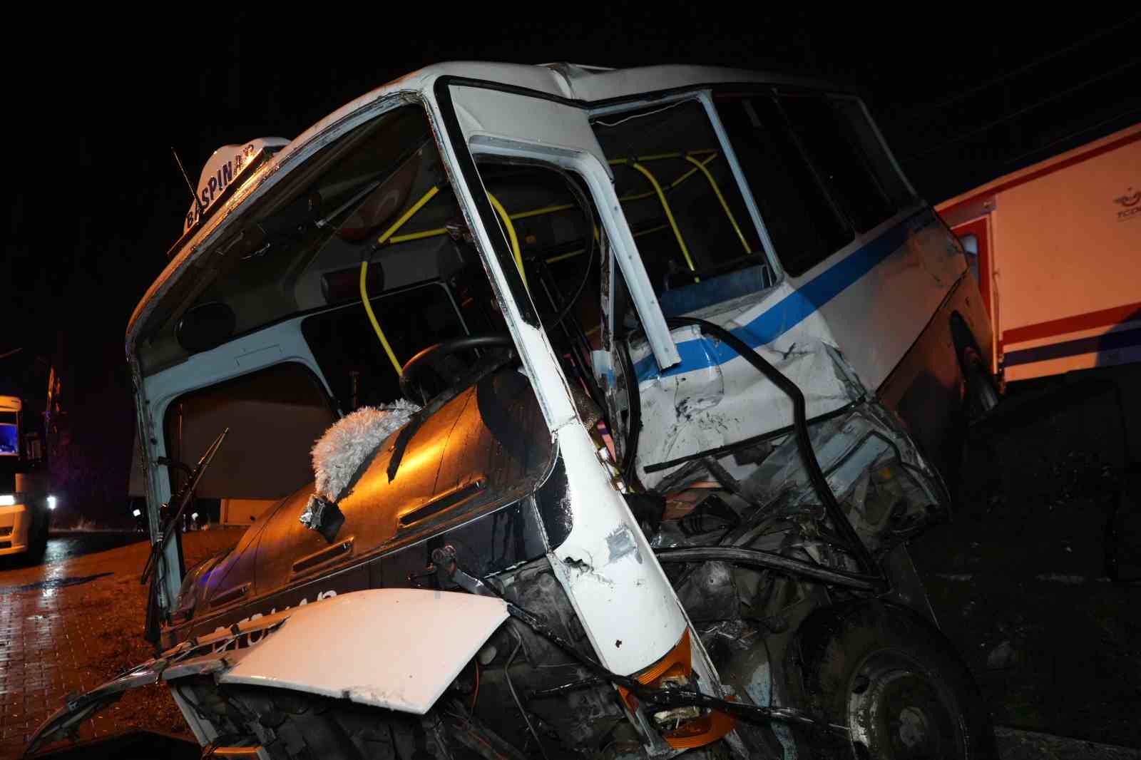 hemzemin gecitte mahsur kalan dolmusa tren carpti surucu saniyelerle kurtuldu feci kaza kamerada 9 UcTbyZYy
