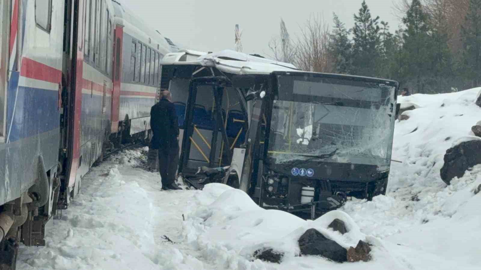 hemzemin gecitte trenle carpisan belediye otobusunun surucusu yaralandi 3