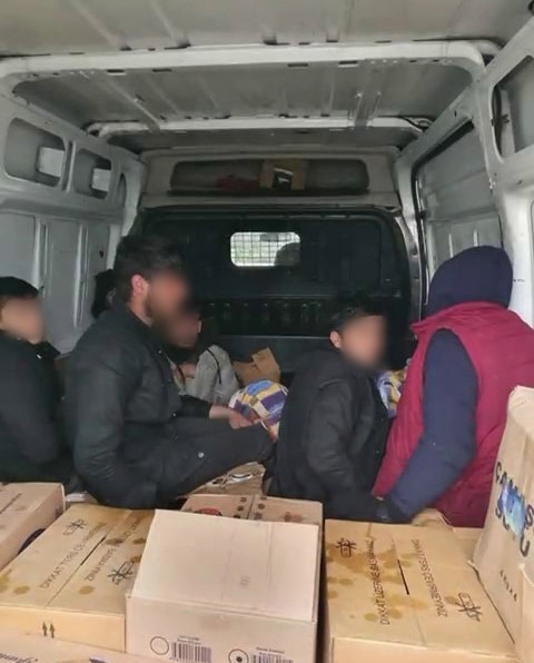 hendekte minibus kasasindaki gocmenleri polis yakaladi 0 Bh2cSWst
