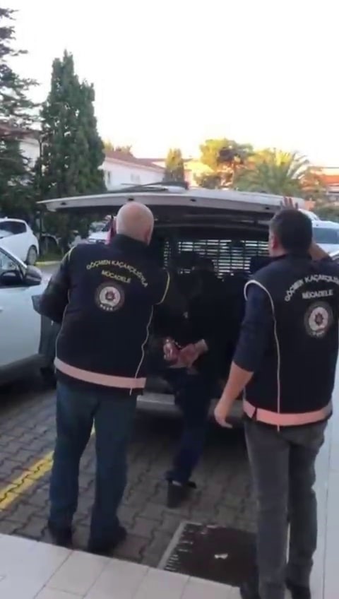 hendekte minibus kasasindaki gocmenleri polis yakaladi 1 jGgylkp3