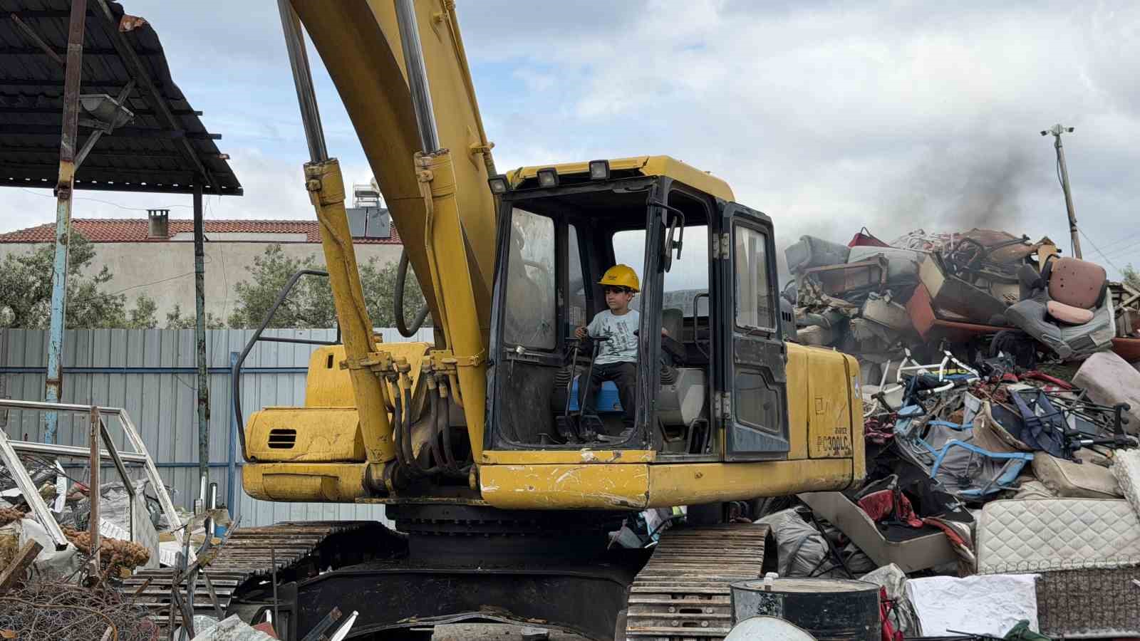 henuz 6 yasinda ama oyuncak oynar gibi is makinesi kullaniyor 2