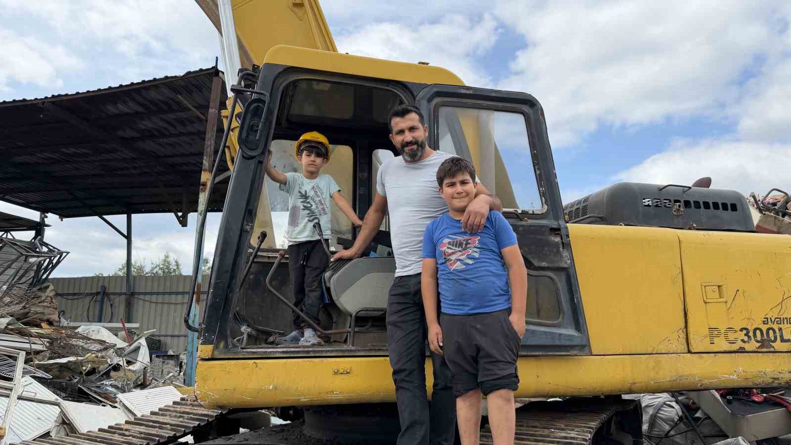 henuz 6 yasinda ama oyuncak oynar gibi is makinesi kullaniyor 6