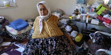 her-gecen-gun-karni-buyuyen-caresiz-kadin-170-kiloya-ulasti-artik-hareket-edemiyor-LHaGHf93.jpg