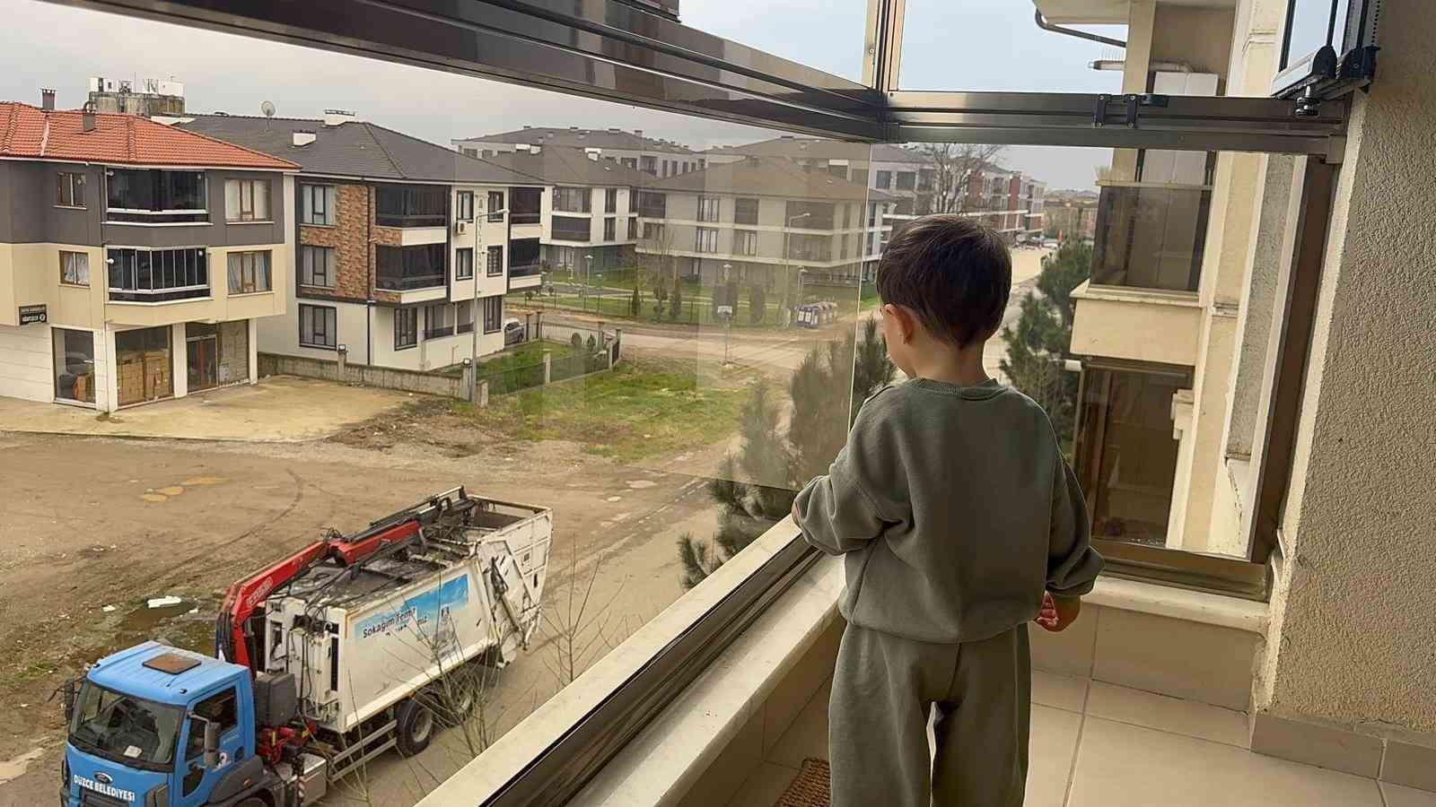 her gun cop kamyonunu bekleyen minik ardaya surpriz 0 vad8Qd9z