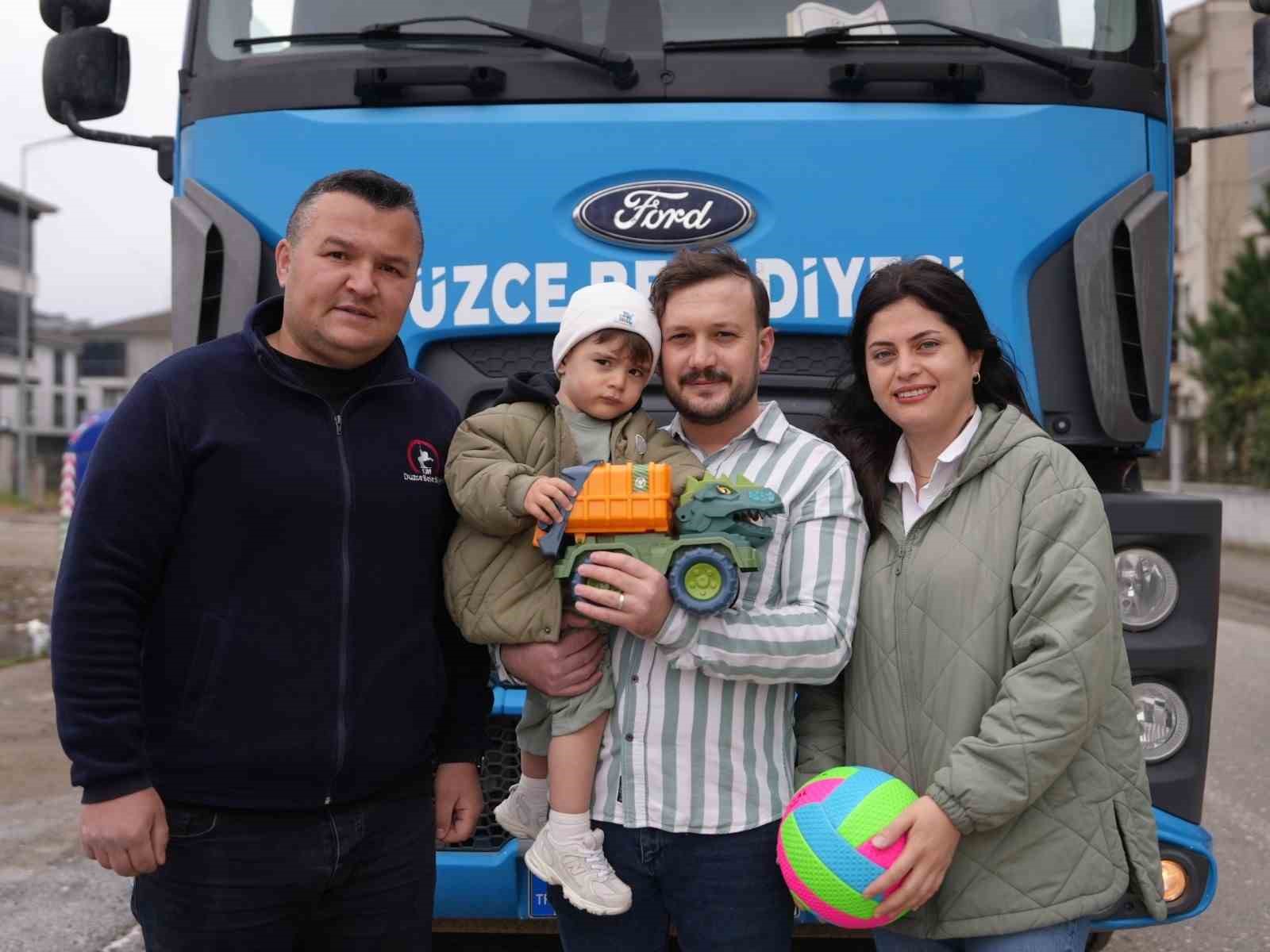 her gun cop kamyonunu bekleyen minik ardaya surpriz 1 QXzMjrYl