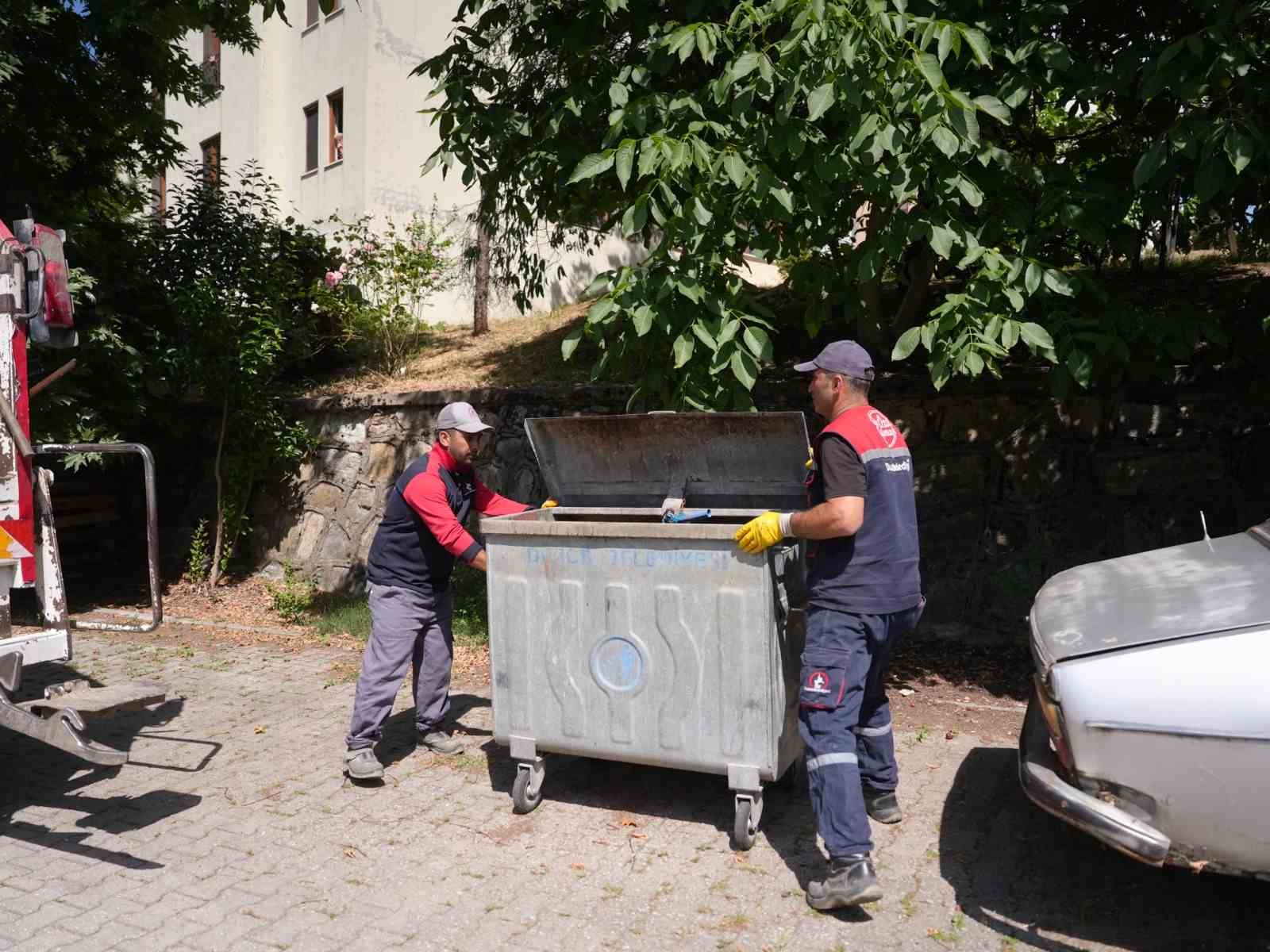 Her gün heyecanla çöp kamyonlarının yolunu gözleyen minik Ahmed’e işçilerden sürpriz ziyaret 6 her gun heyecanla cop kamyonlarinin yolunu gozleyen minik ahmede iscilerden surpriz ziyaret 2 Qlrb1E4M
