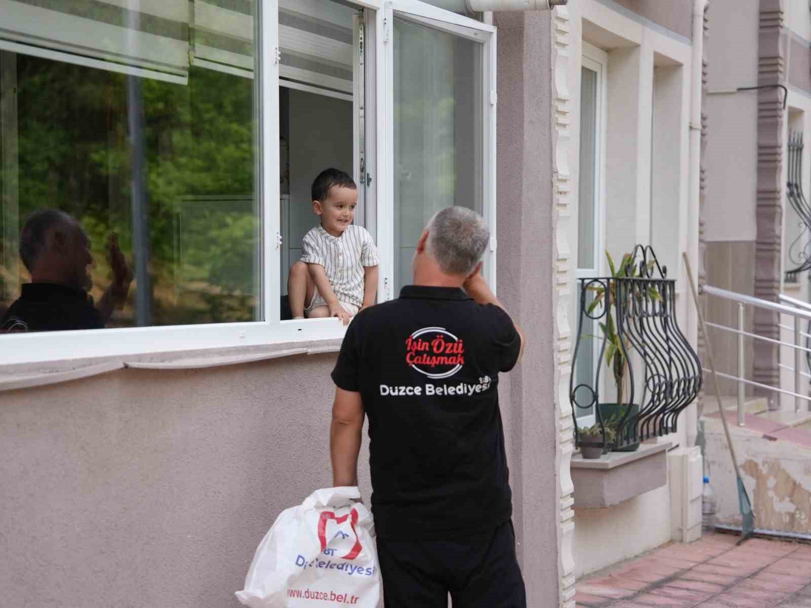 Her gün heyecanla çöp kamyonlarının yolunu gözleyen minik Ahmed’e işçilerden sürpriz ziyaret 8 her gun heyecanla cop kamyonlarinin yolunu gozleyen minik ahmede iscilerden surpriz ziyaret 4 AM5WEHk5