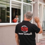 her-gun-heyecanla-cop-kamyonlarinin-yolunu-gozleyen-minik-ahmede-iscilerden-surpriz-ziyaret-FBL8sZOx.jpg