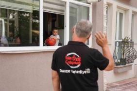 her-gun-heyecanla-cop-kamyonlarinin-yolunu-gozleyen-minik-ahmede-iscilerden-surpriz-ziyaret-FBL8sZOx.jpg