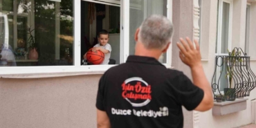 her-gun-heyecanla-cop-kamyonlarinin-yolunu-gozleyen-minik-ahmede-iscilerden-surpriz-ziyaret-FBL8sZOx.jpg