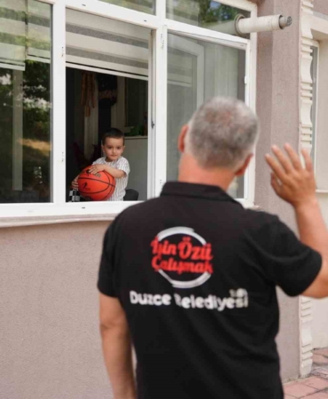 her-gun-heyecanla-cop-kamyonlarinin-yolunu-gozleyen-minik-ahmede-iscilerden-surpriz-ziyaret-FBL8sZOx.jpg