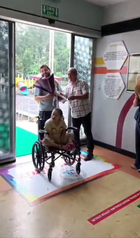 Her gün özel kızını okula getiren babaya duygulandıran sürpriz 5 her gun ozel kizini okula getiren babaya duygulandiran surpriz 1 GSgbKvlM