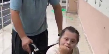 her-gun-ozel-kizini-okula-getiren-babaya-duygulandiran-surpriz-MHvfSbUb.jpg