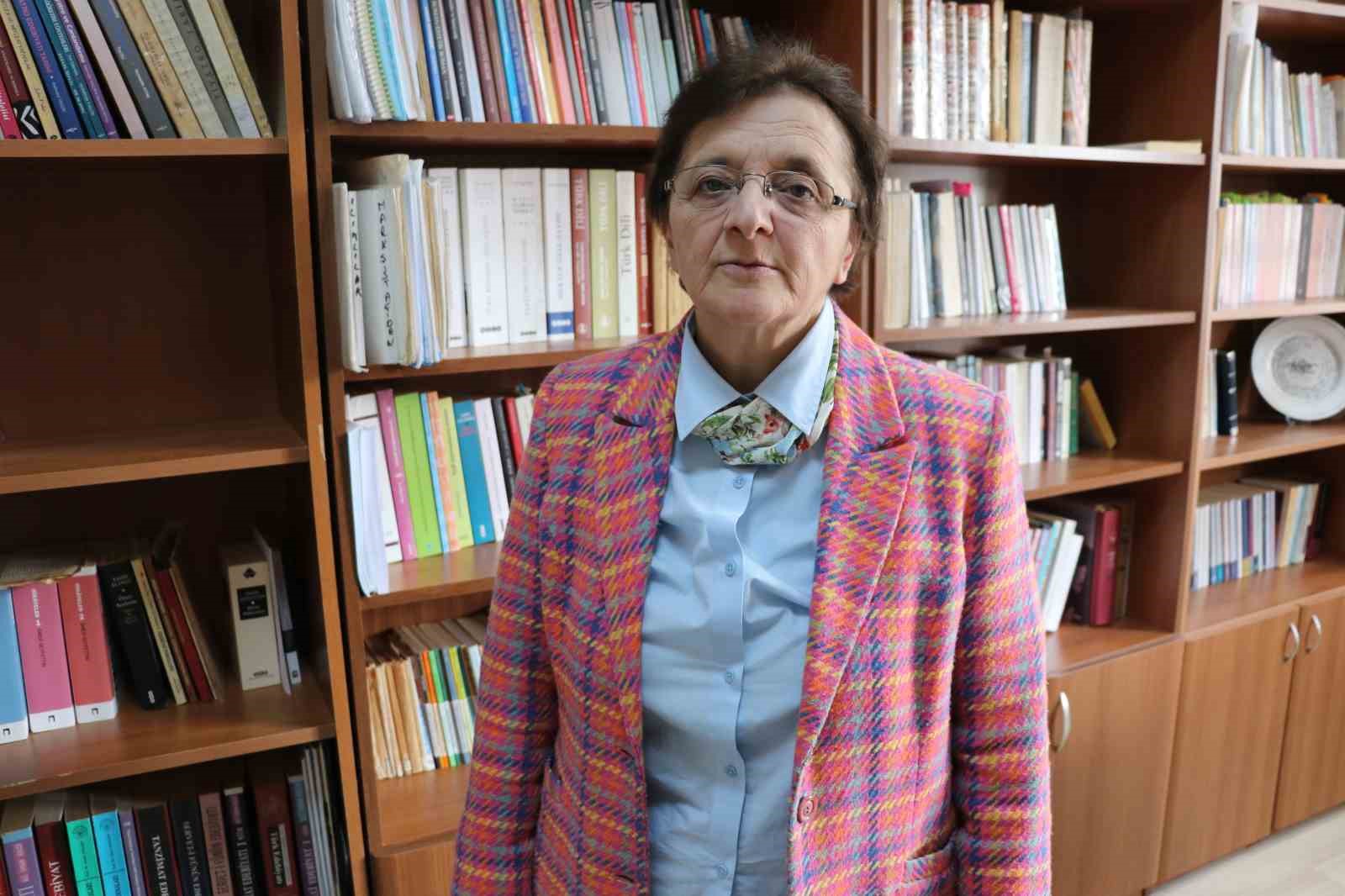 Her gün yüzlerce kişi önünden geçiyor, bu mezar tarihe ışık tutuyor 5 her gun yuzlerce kisi onunden geciyor bu mezar tarihe isik tutuyor 1