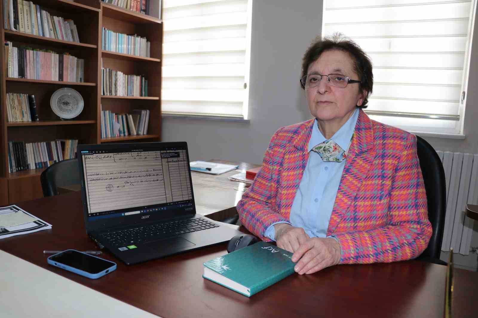 Her gün yüzlerce kişi önünden geçiyor, bu mezar tarihe ışık tutuyor 6 her gun yuzlerce kisi onunden geciyor bu mezar tarihe isik tutuyor 2 2X2kSb8T