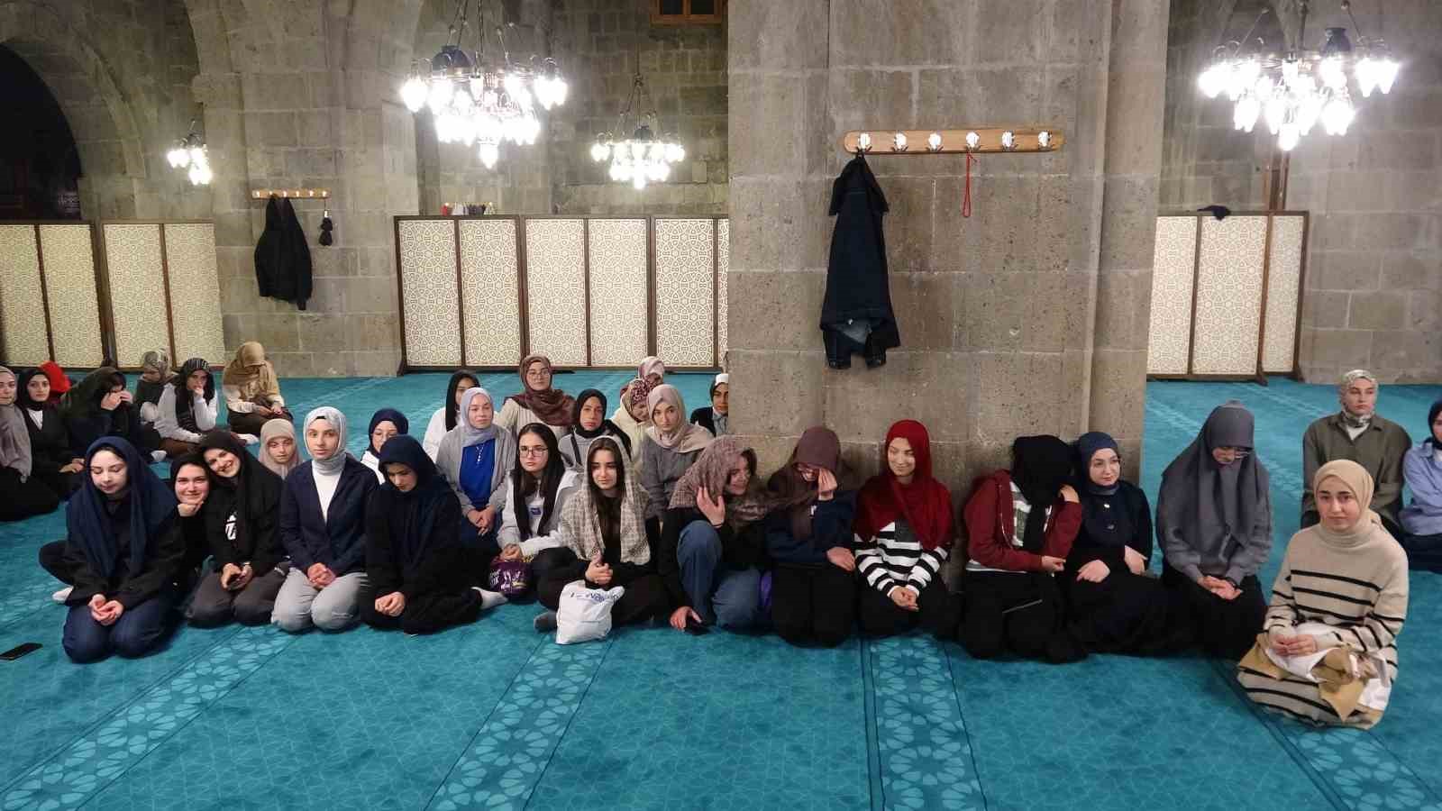 her hafta cami ziyaretleriyle 100uncu camide yatsi namazi kildilar 1 9OBpHAdZ