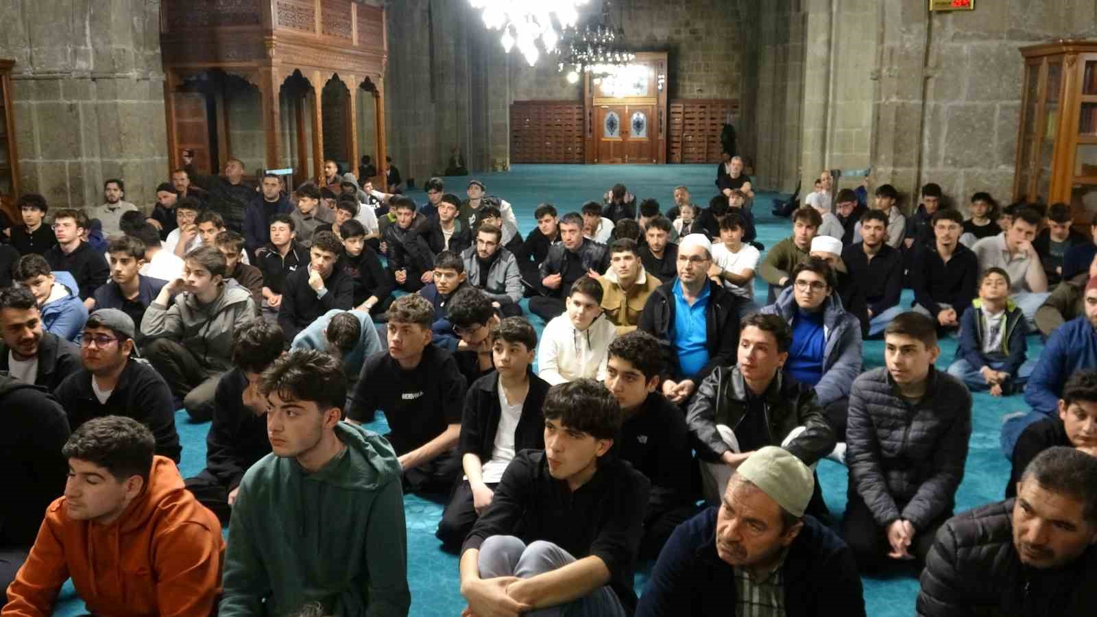 her hafta cami ziyaretleriyle 100uncu camide yatsi namazi kildilar 2 3PlepT5P