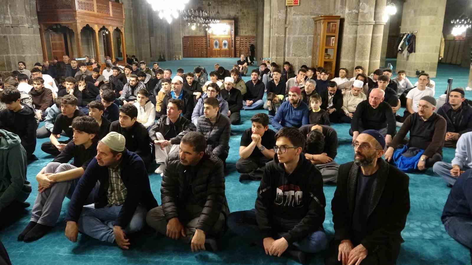 her hafta cami ziyaretleriyle 100uncu camide yatsi namazi kildilar 3 ILEqnZBr