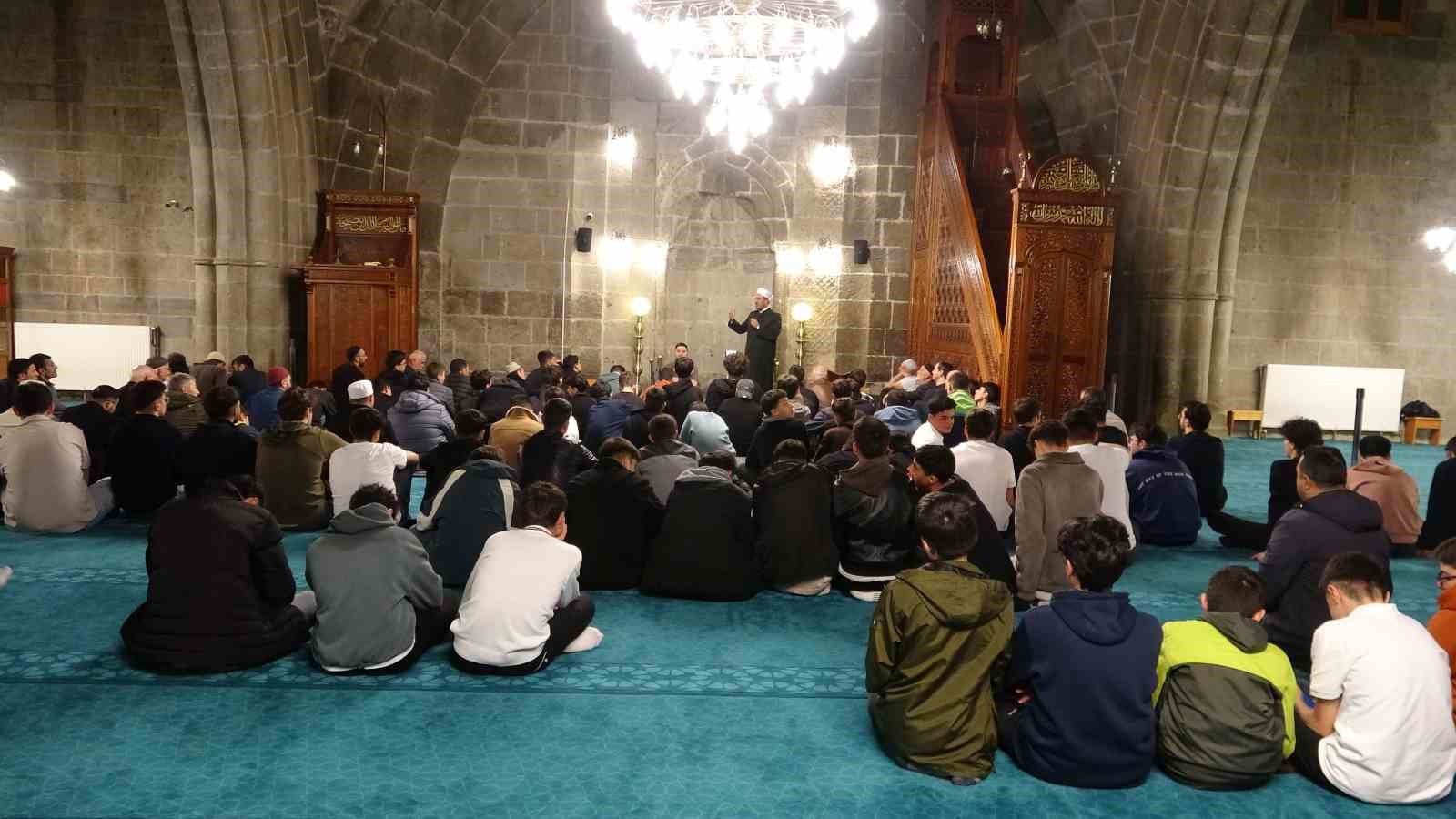 her hafta cami ziyaretleriyle 100uncu camide yatsi namazi kildilar 4