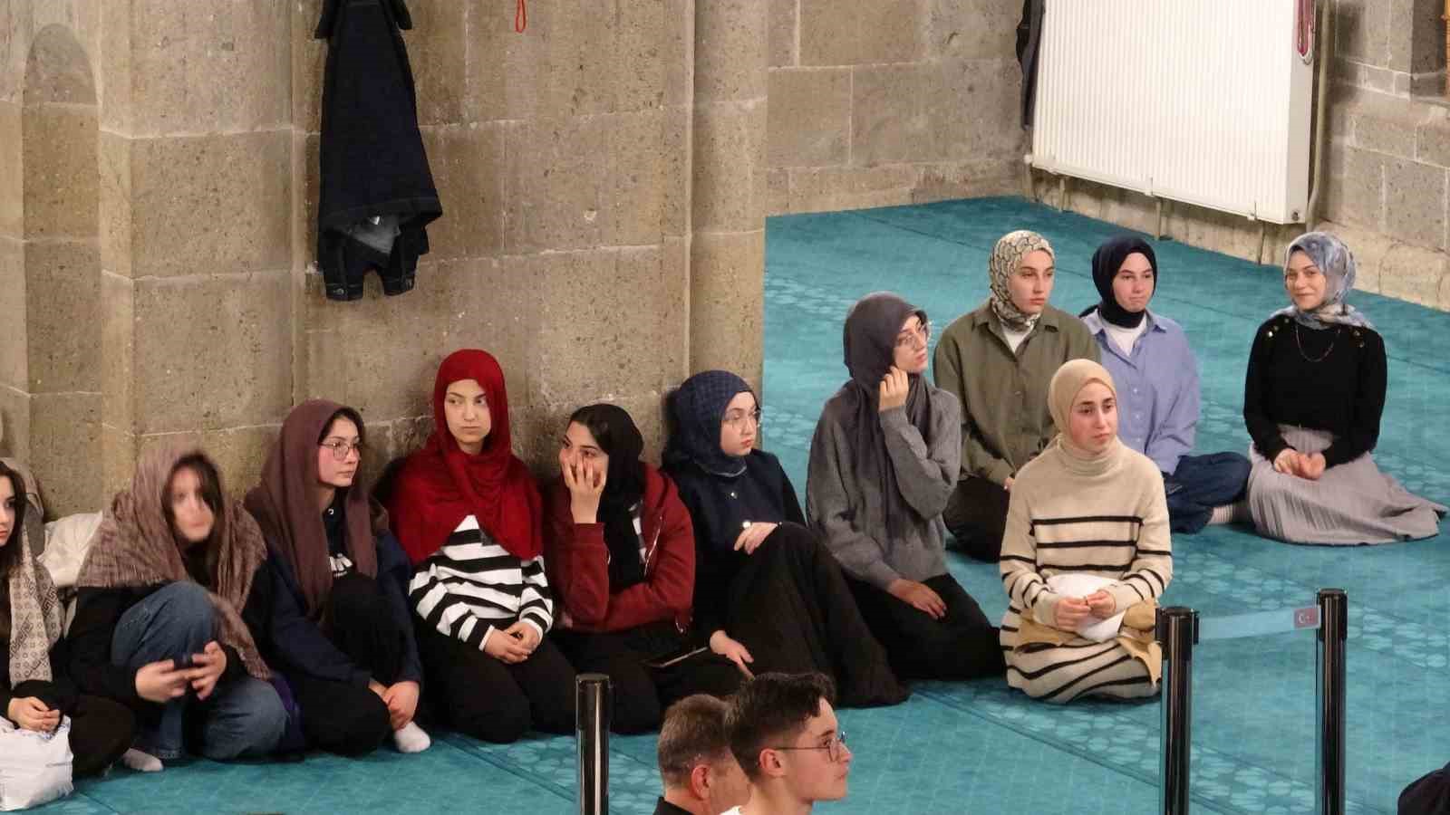 her hafta cami ziyaretleriyle 100uncu camide yatsi namazi kildilar 5 4DTYJTPA