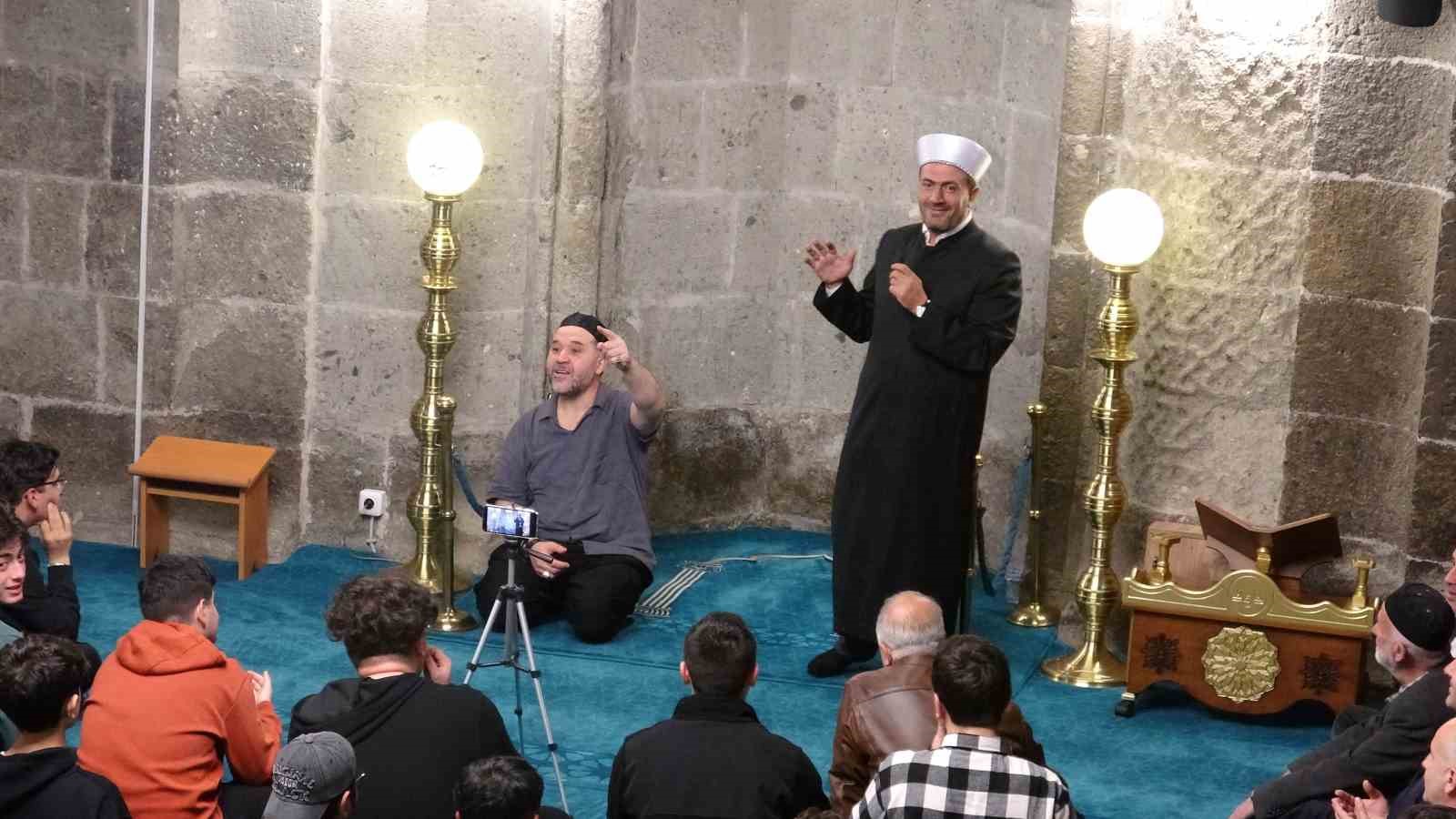 her hafta cami ziyaretleriyle 100uncu camide yatsi namazi kildilar 6 KwCa5qcH
