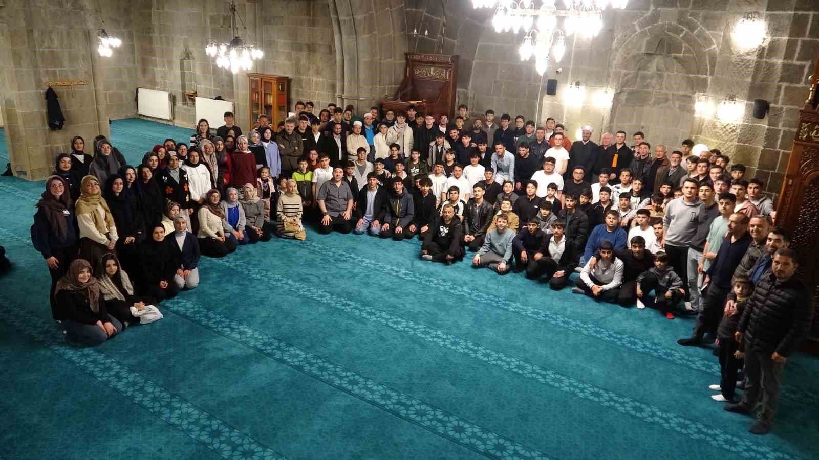 her hafta cami ziyaretleriyle 100uncu camide yatsi namazi kildilar 7 4e4b4ICK
