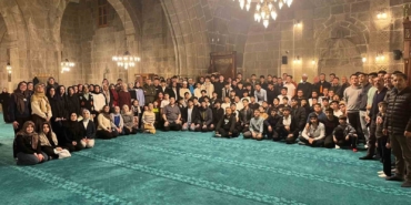 her-hafta-cami-ziyaretleriyle-100uncu-camide-yatsi-namazi-kildilar-tltS9iam.jpg