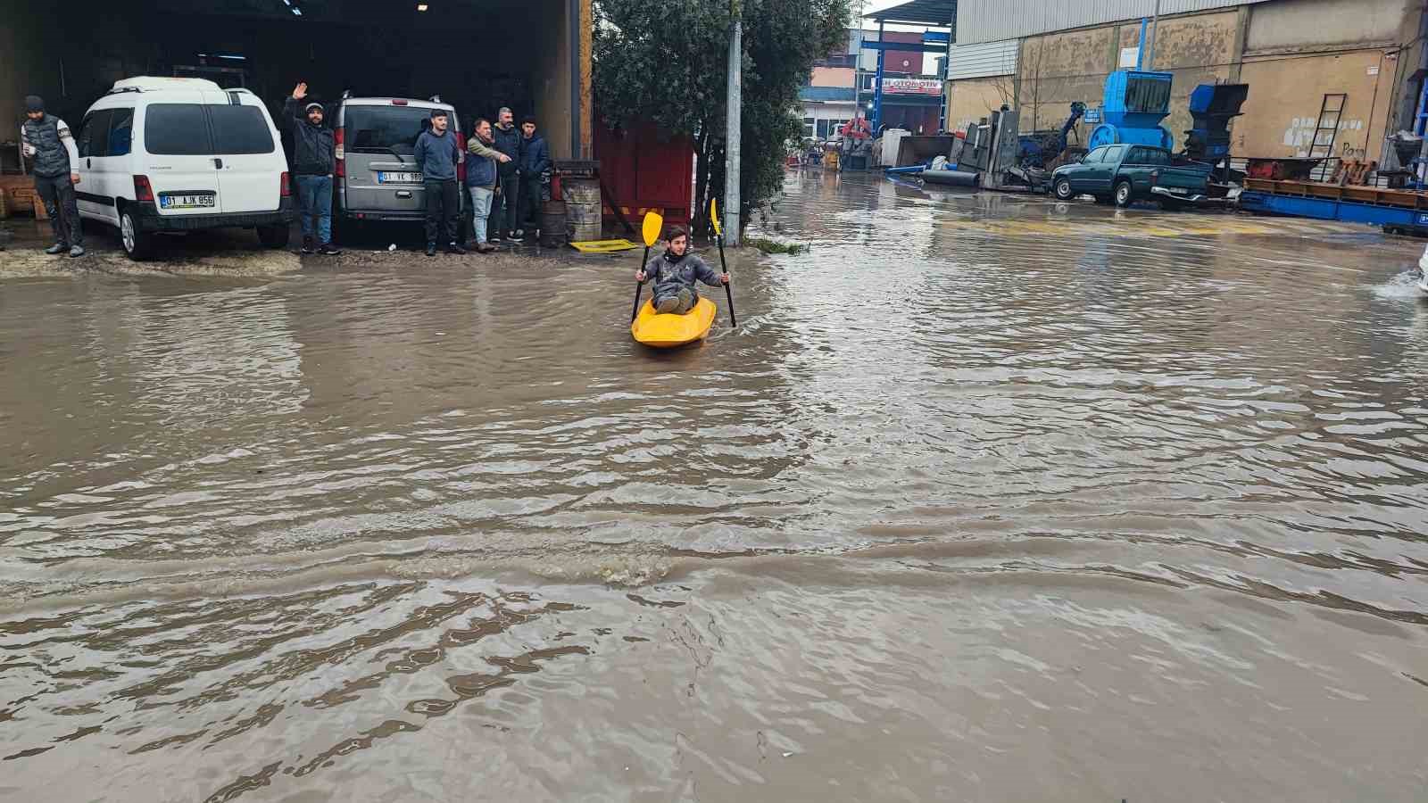 her yagmurda gole donen sokakta kano kullanmayi ogrendi 1 VBOhYOyp