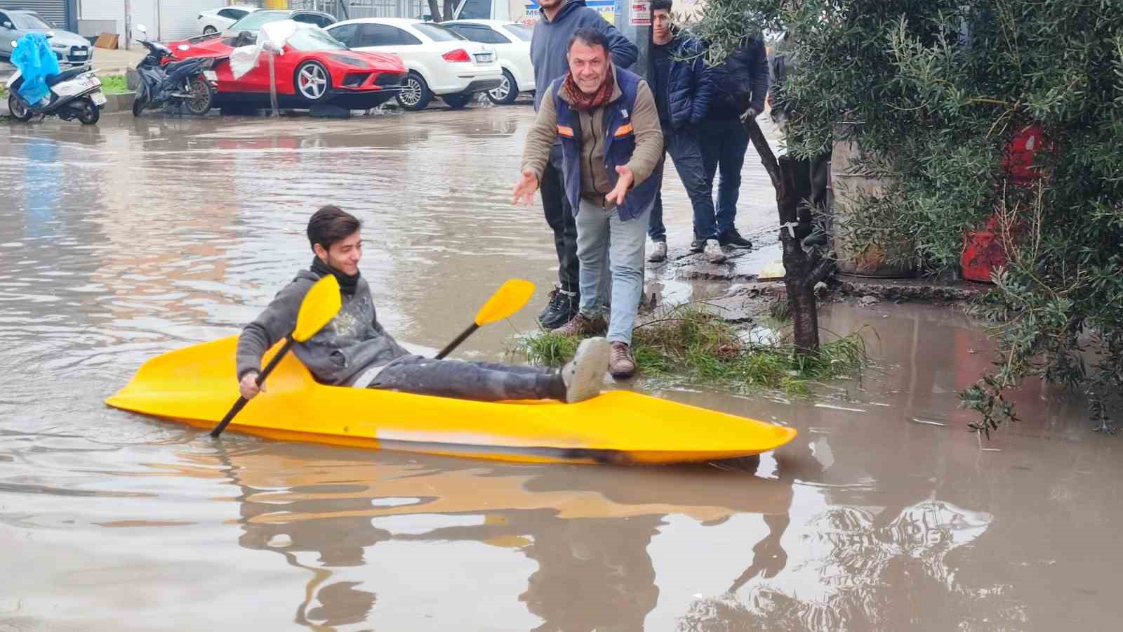 her yagmurda gole donen sokakta kano kullanmayi ogrendi 4