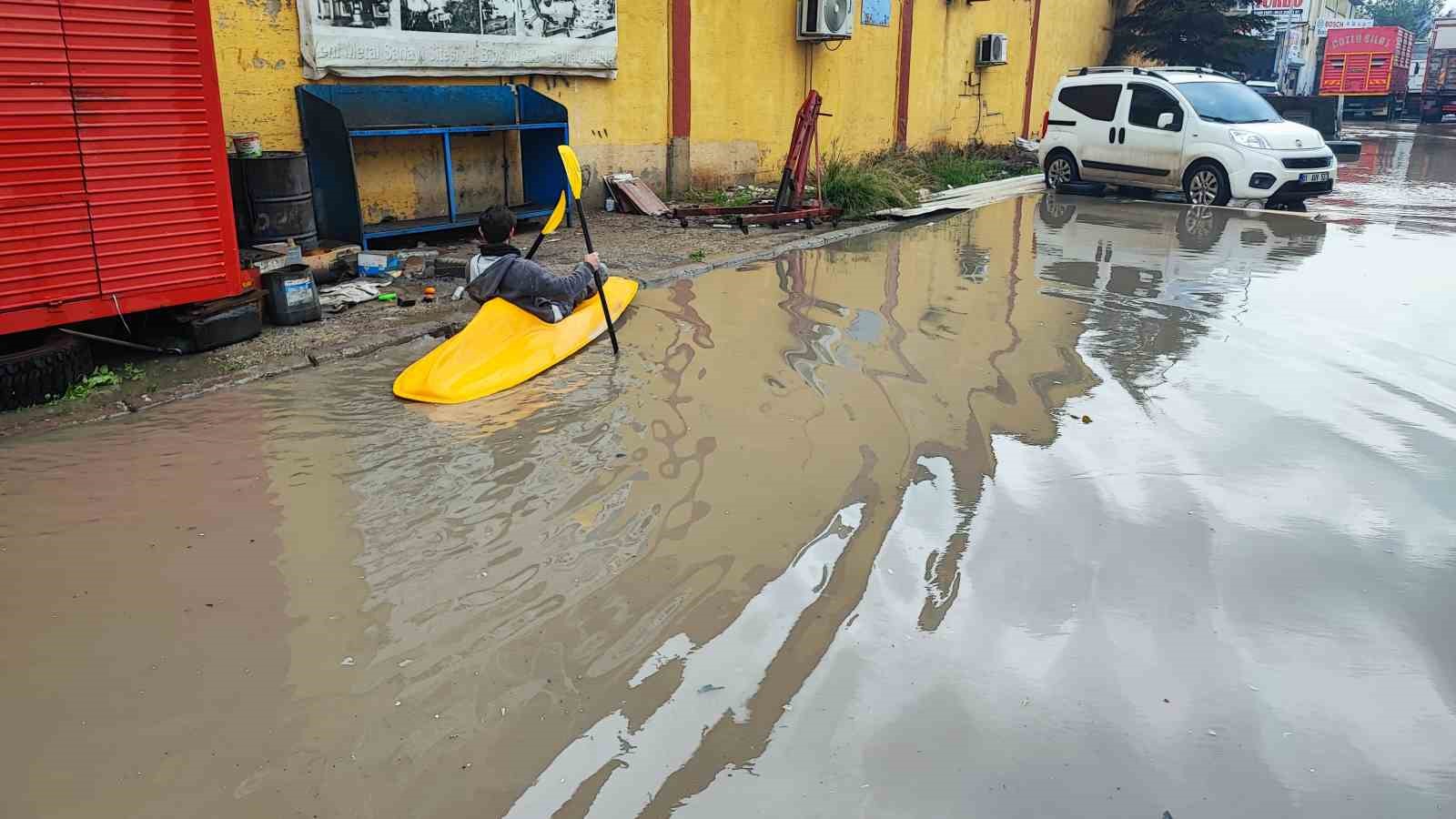 her yagmurda gole donen sokakta kano kullanmayi ogrendi 5