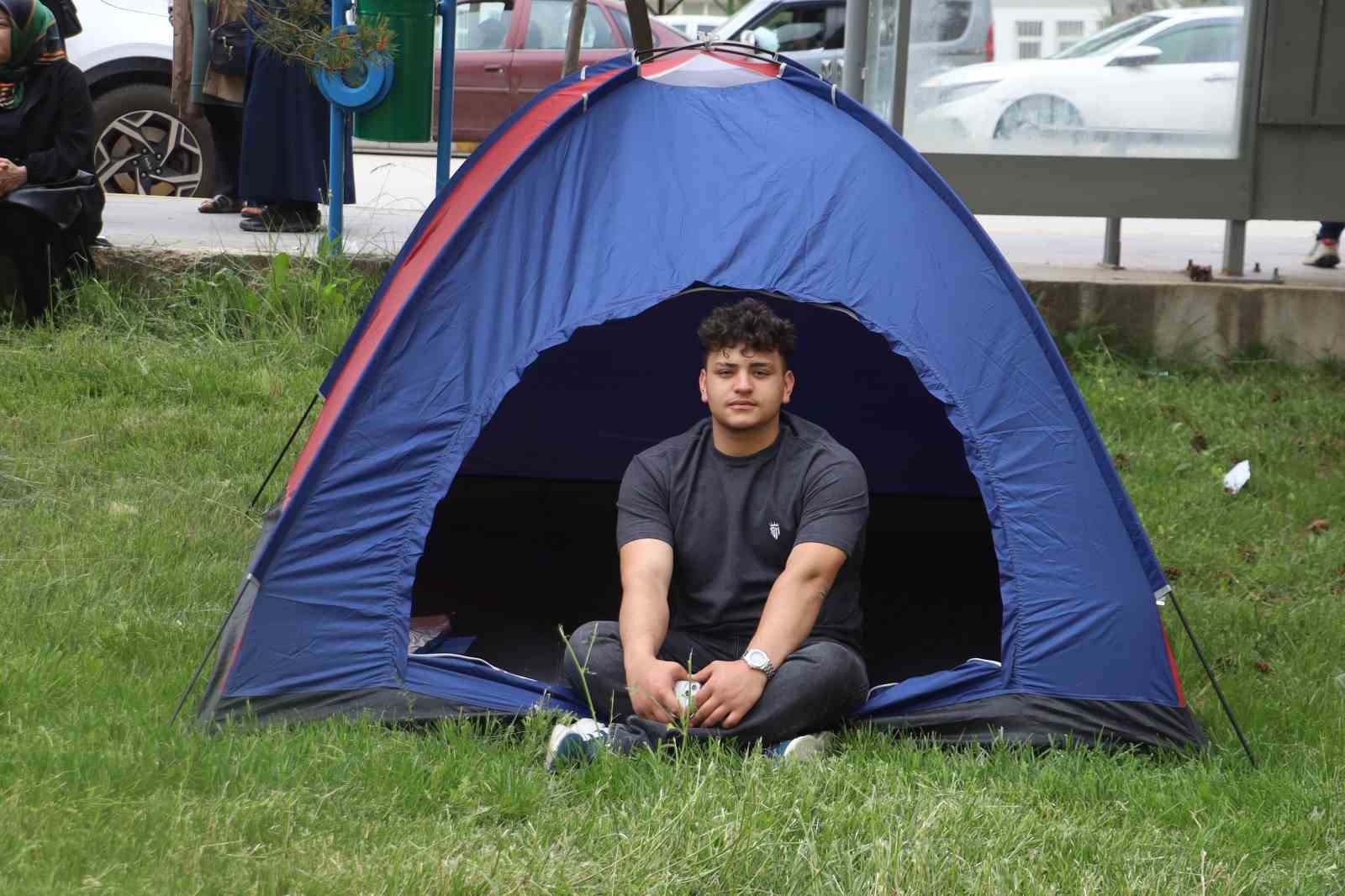herkes sandalye getirdi o cadir kurdu 2 QBCKvYv6
