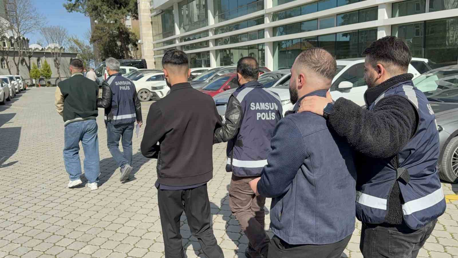 hesap fazla geldi diye bari kursunladilar gunduz ozur dileyip polise teslim oldular 2 E7S4R2KS