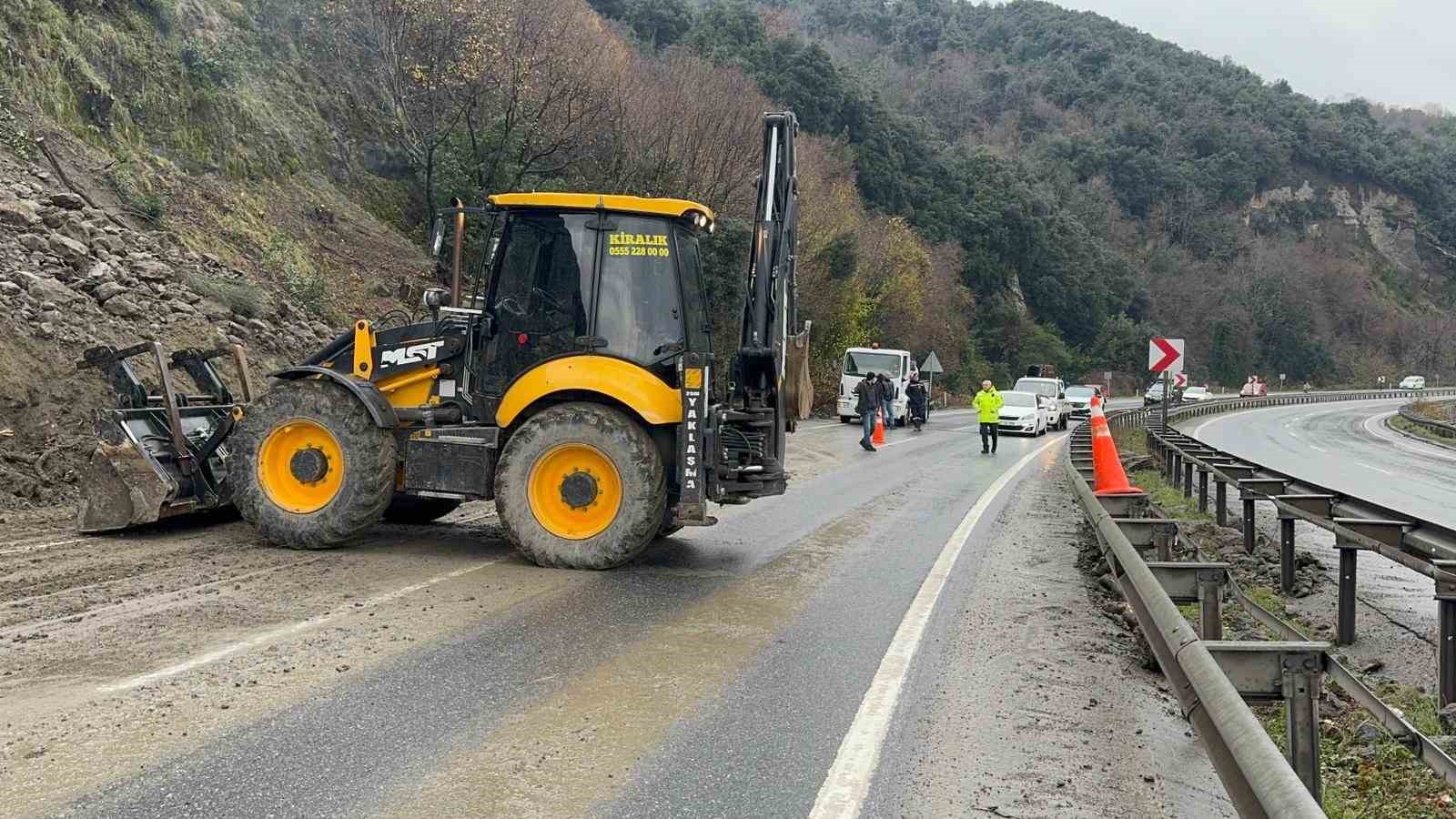 heyelan kara yolunu kapatti otomobilde maddi hasar meydana geldi 1 bhpkPM14