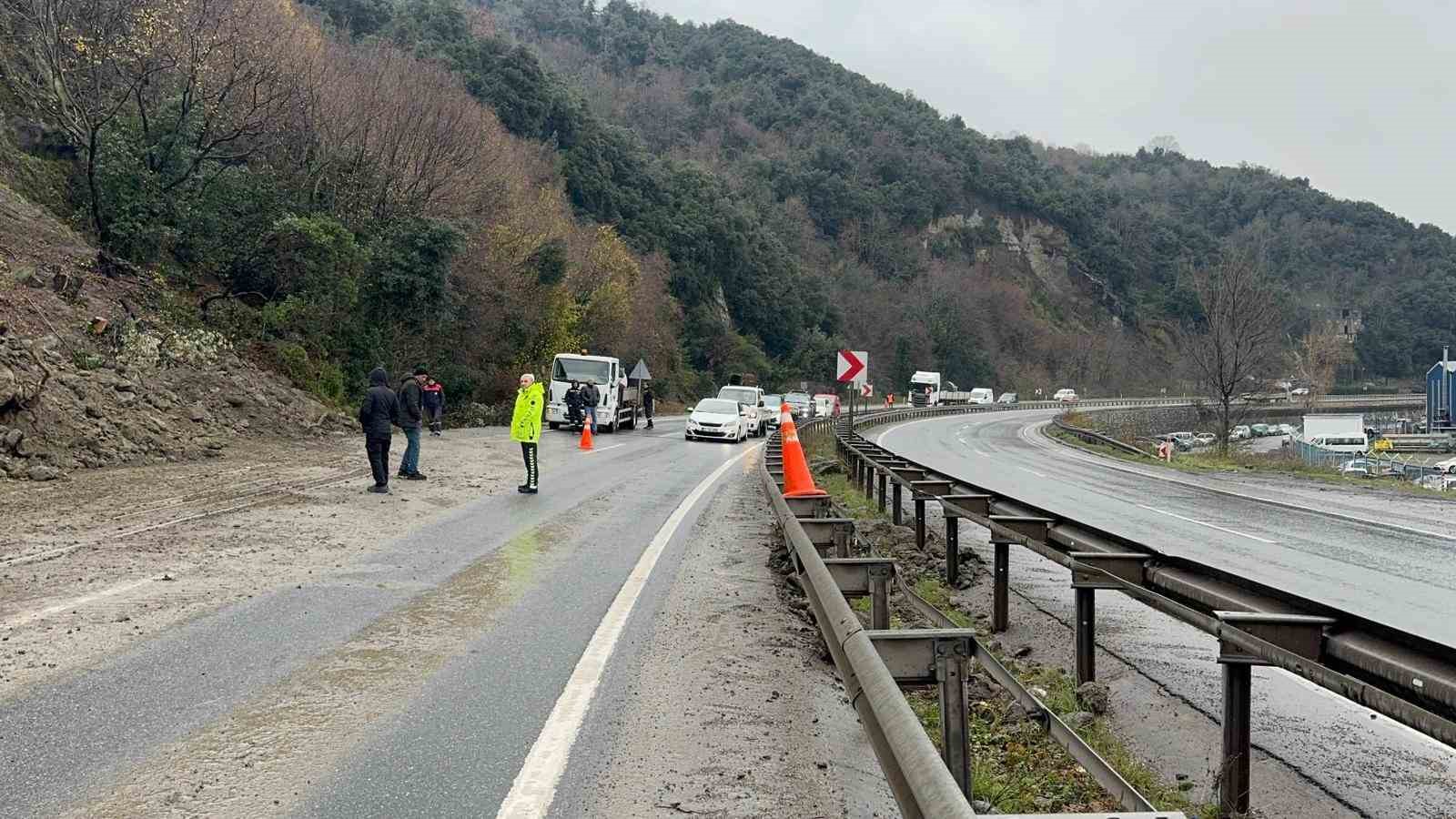 heyelan kara yolunu kapatti otomobilde maddi hasar meydana geldi 2 fjiLQ8TQ