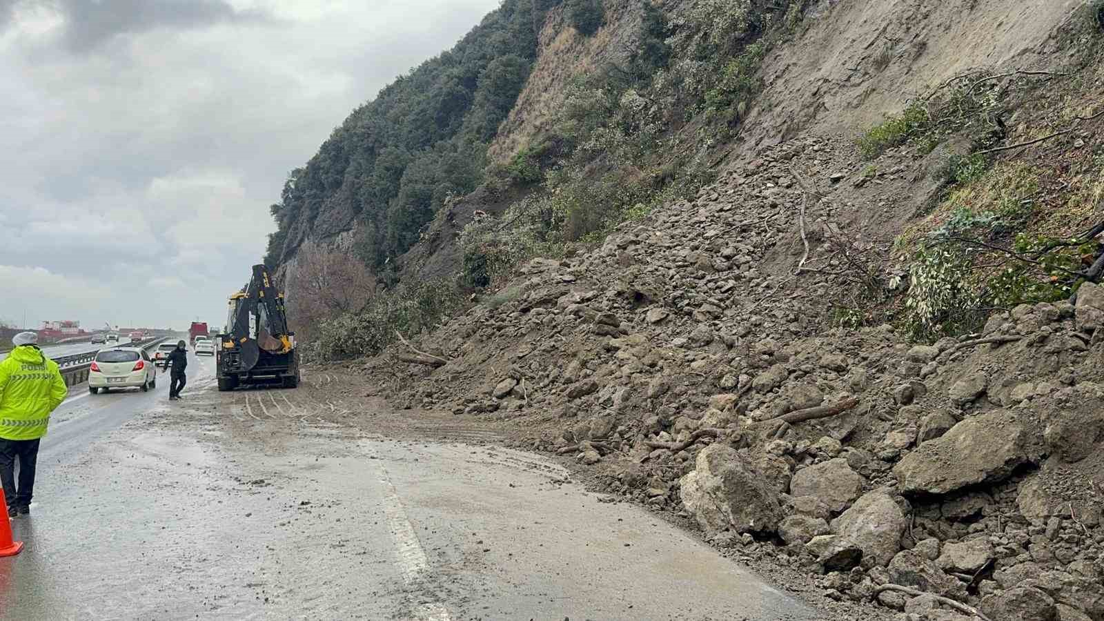 heyelan kara yolunu kapatti otomobilde maddi hasar meydana geldi 3 taqVI4uY