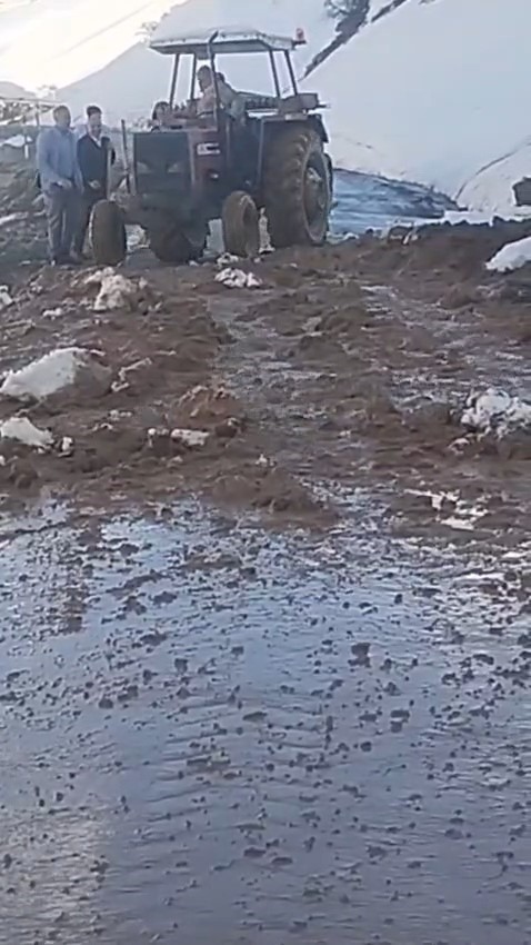 Heyelan nedeniyle kapanan Hasköy-Mutki yolu açıldı 6 heyelan nedeniyle kapanan haskoy mutki yolu acildi 2 sQdDV37D