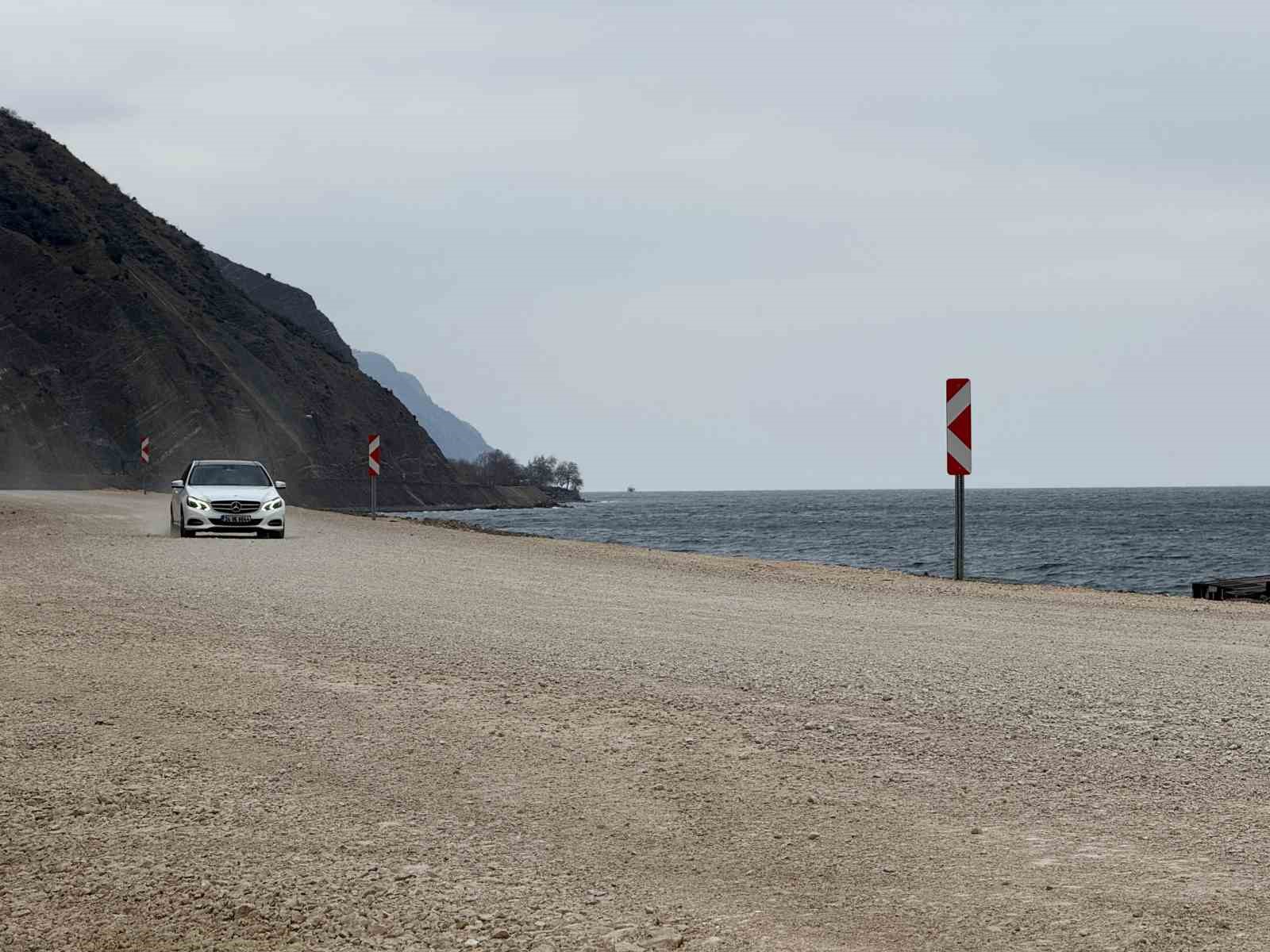 heyelan sonrasi kapanan yol yeniden ulasima acildi 2 5INuOPWO