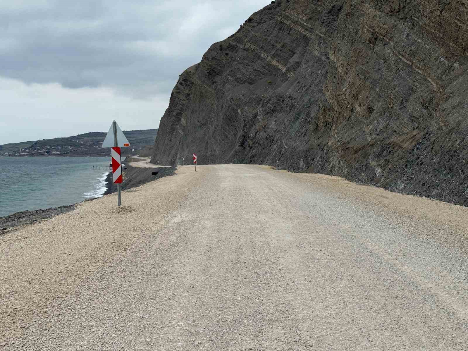 heyelan sonrasi kapanan yol yeniden ulasima acildi 3 O4n8U43T