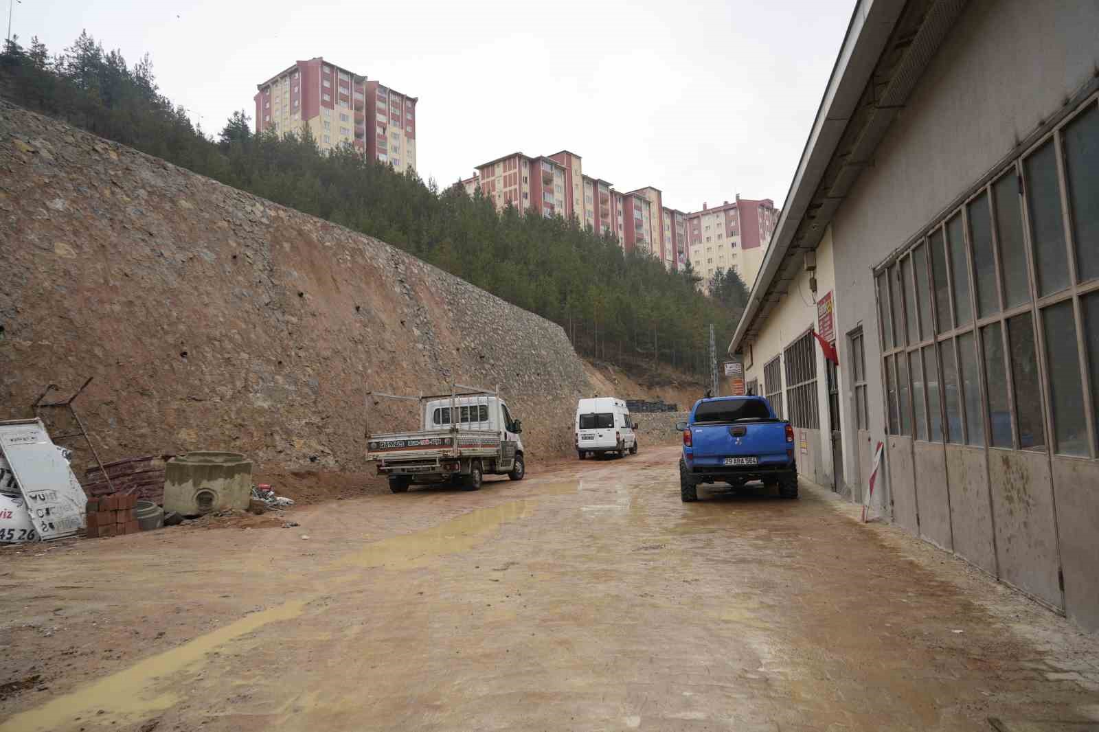 heyelan sonrasi yapilan istinat duvarlarinda catlaklar olustu 1 vKfy3OEU