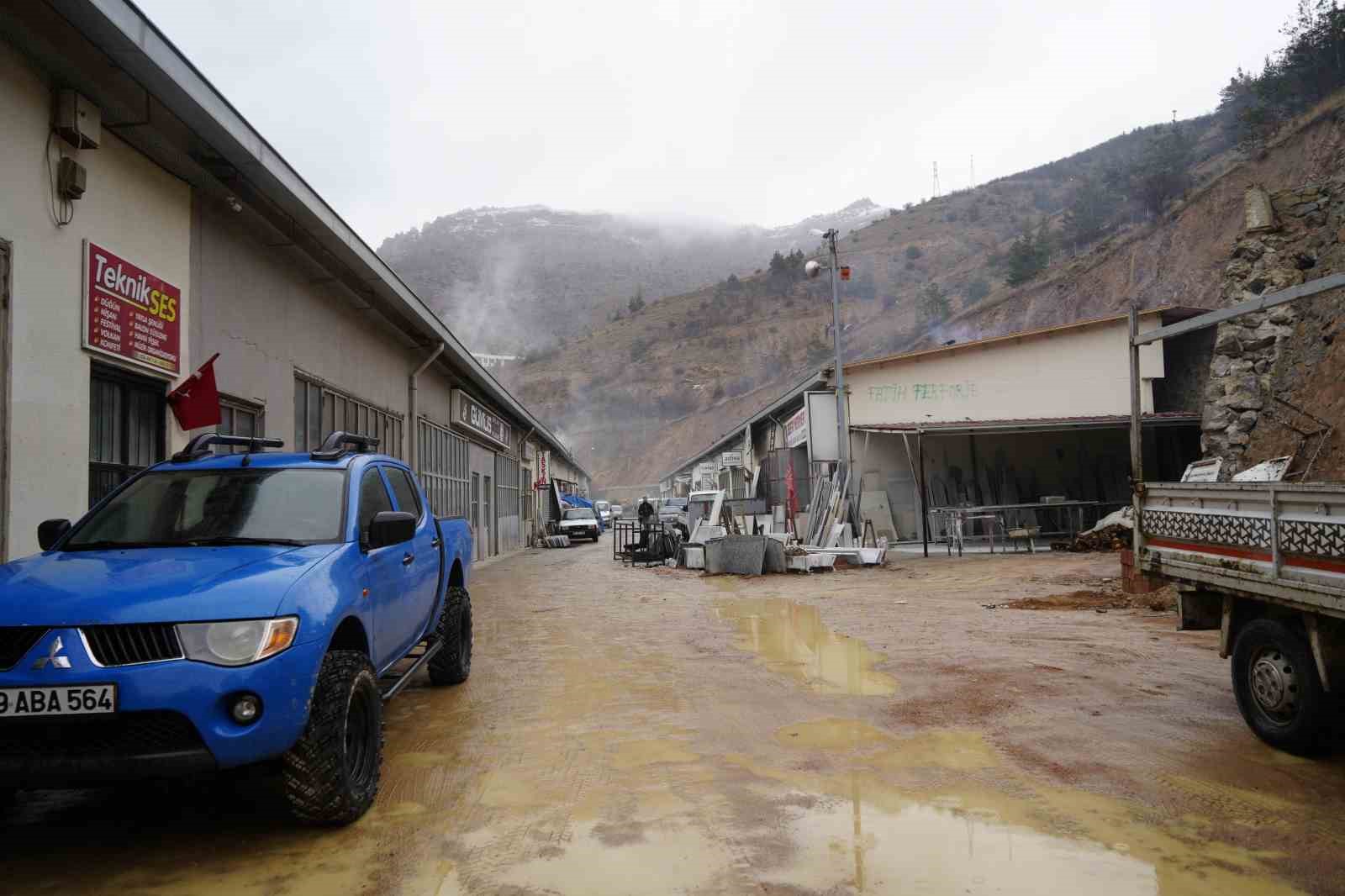 heyelan sonrasi yapilan istinat duvarlarinda catlaklar olustu 2 M3TGc8k2