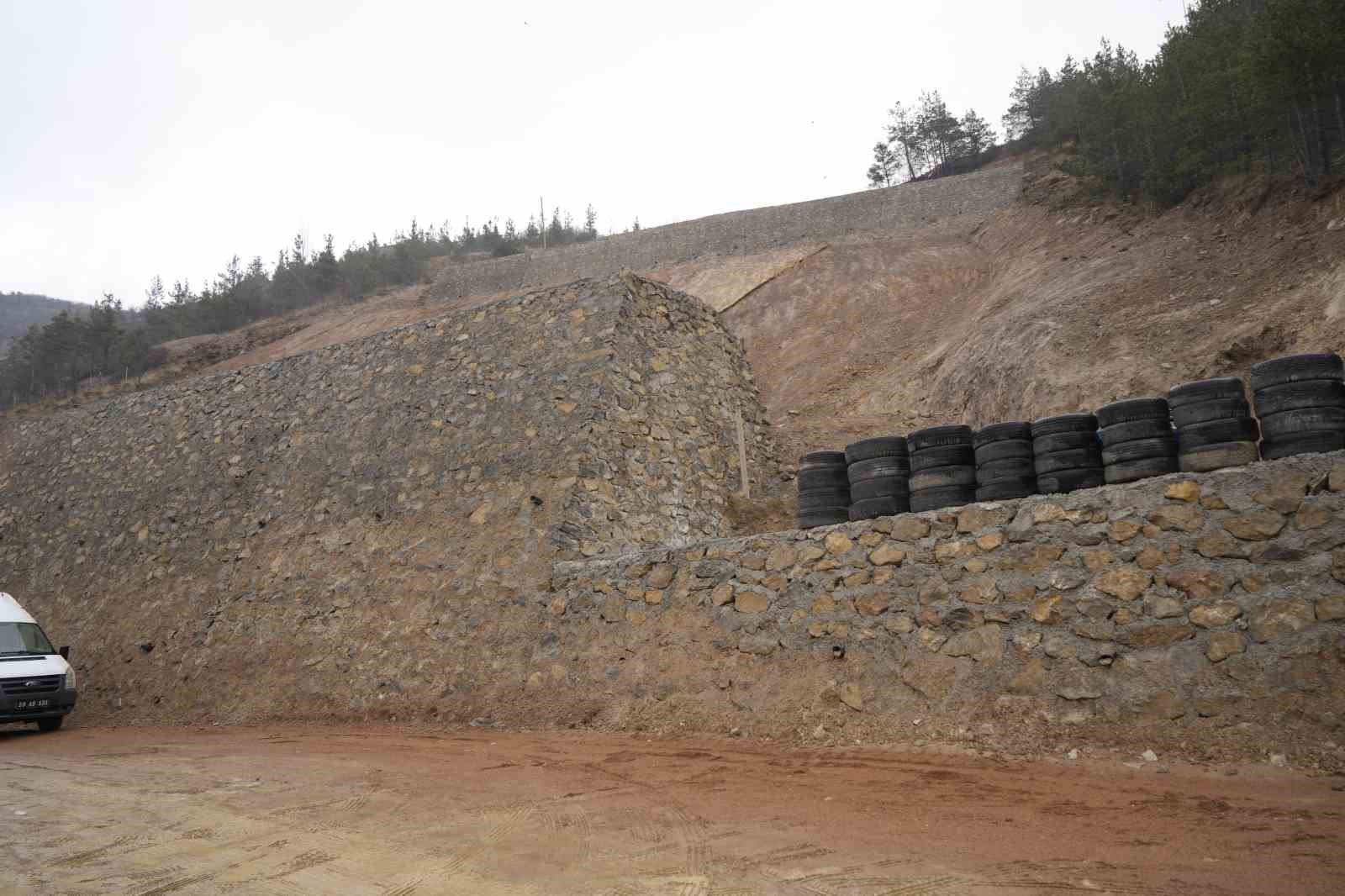 heyelan sonrasi yapilan istinat duvarlarinda catlaklar olustu 3 3pufhK9t