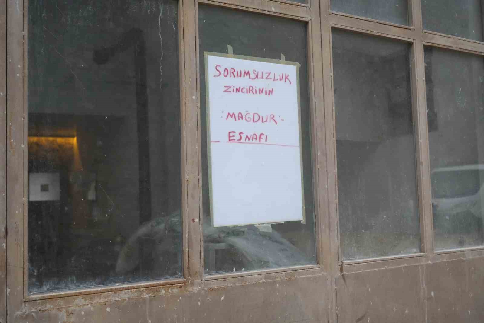 heyelan sonrasi yapilan istinat duvarlarinda catlaklar olustu 5 YIkEiccF