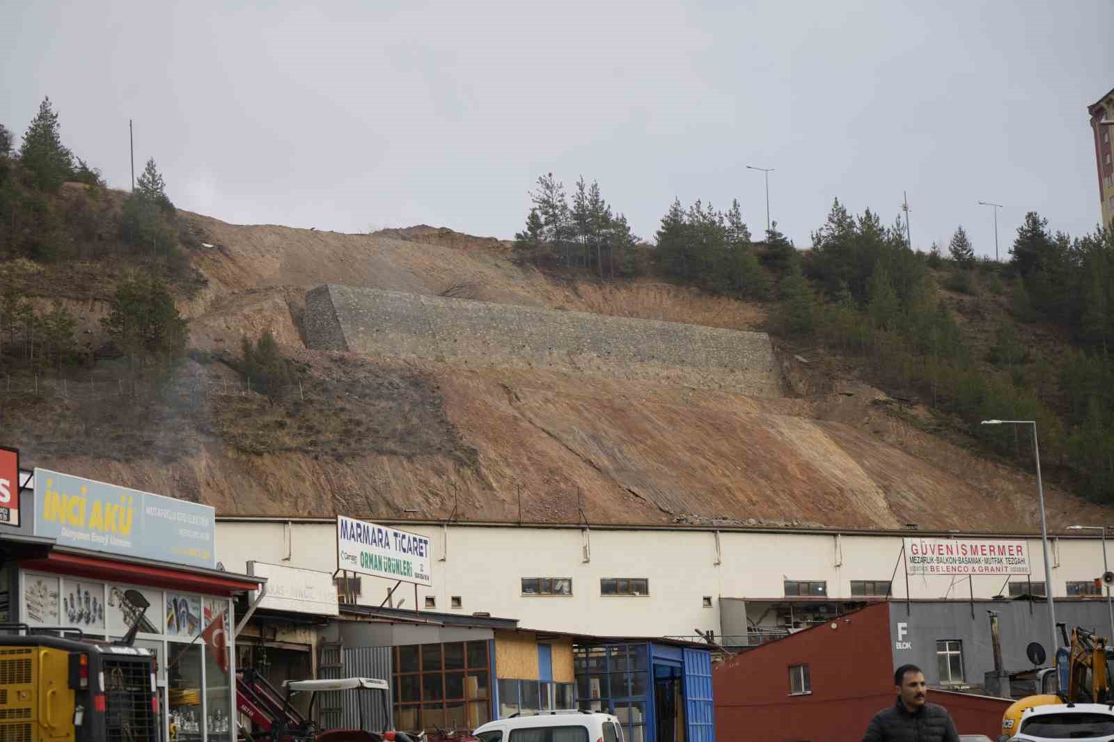 heyelan sonrasi yapilan istinat duvarlarinda catlaklar olustu 7 a7nw14lt