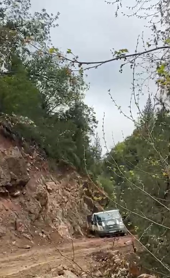 heyelan sonrasi yol camura bulandi offroad yarislarini aratmayan goruntuler ortaya cikti 1 JXa8Rqqm
