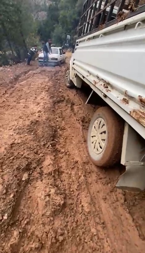 heyelan sonrasi yol camura bulandi offroad yarislarini aratmayan goruntuler ortaya cikti 2 WTrkiiJw