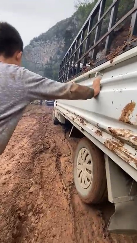 heyelan sonrasi yol camura bulandi offroad yarislarini aratmayan goruntuler ortaya cikti 3 rFbcITDK