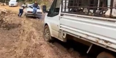 heyelan-sonrasi-yol-camura-bulandi-offroad-yarislarini-aratmayan-goruntuler-ortaya-cikti-SXEHEKHy.jpg
