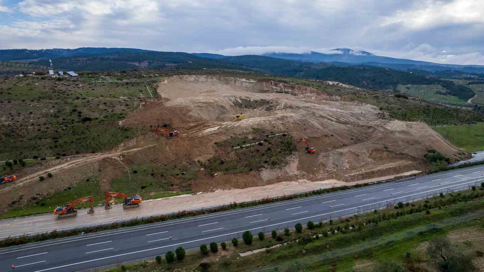 heyelan yasanan izmir istanbul otoyolunda calismalar devam ediyor 0 96jJH8jc